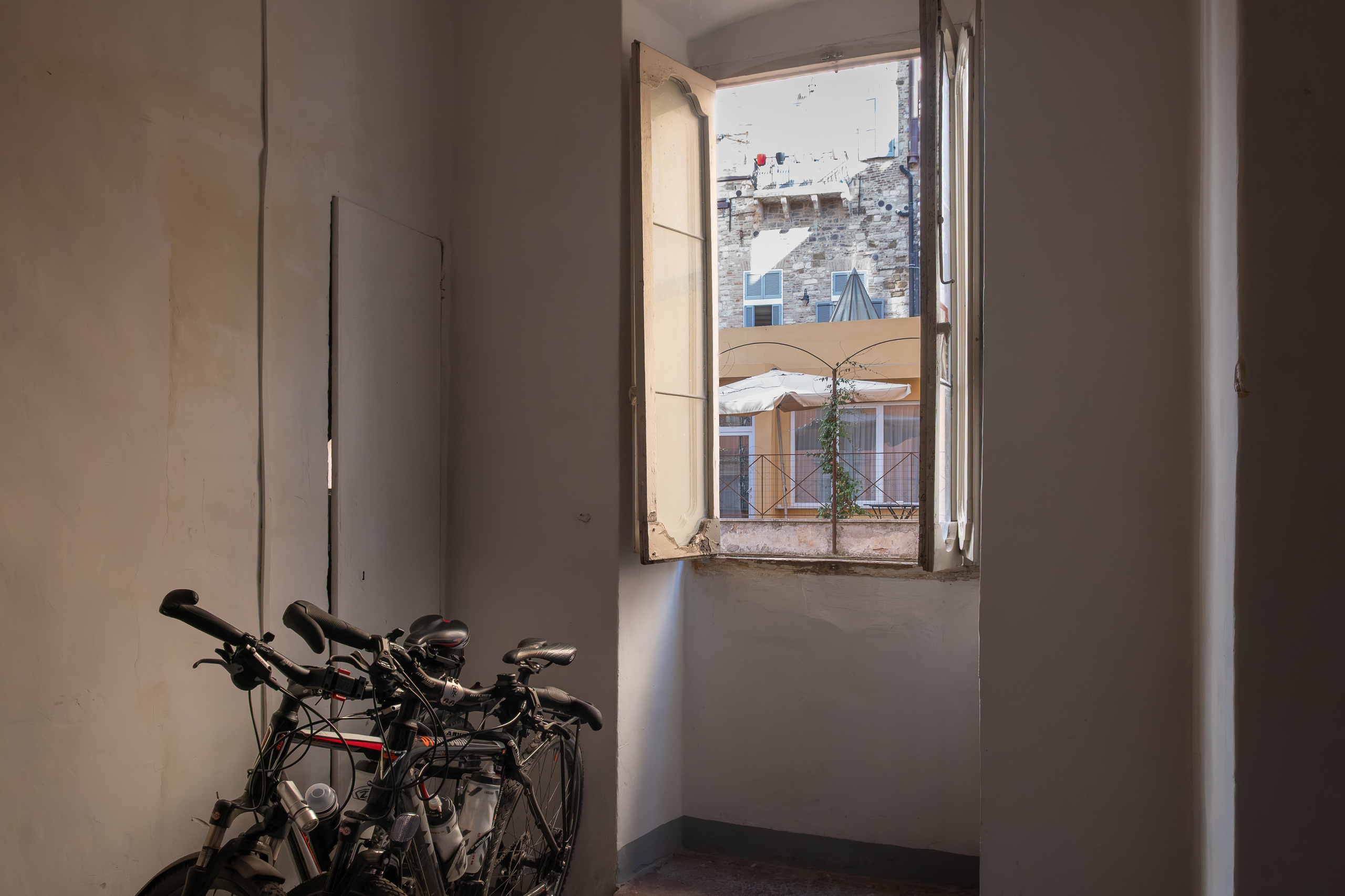 Die Räder geparkt im B&B – Blick aus dem Fenster auf die Altstadt